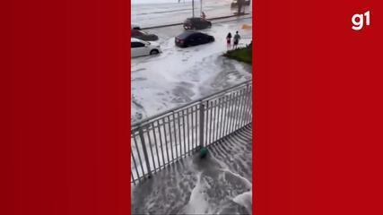 Ressaca toma orla do Rio e assusta banhistas