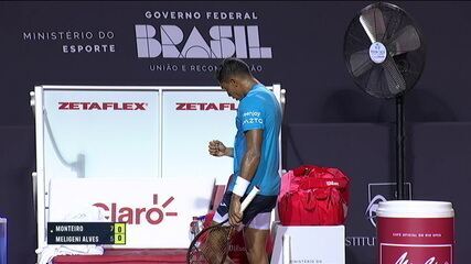 Saque de Felipe Meligeni não passa, e Thiago Monteiro leva o set