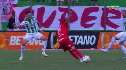 Aos 22 min do 1º tempo - gol de fora da área de Hyoran do Internacional contra o Juventude