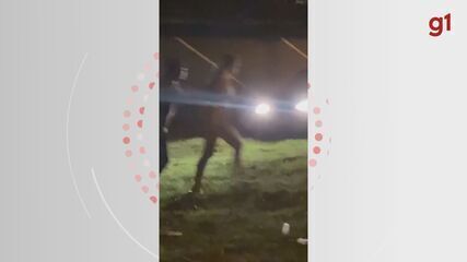 Testemunha grava momento em que motorista atropela três pessoas em praça de Ituverava, SP