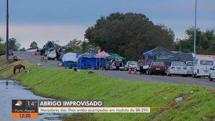 Moradores das Ilhas improvisam abrigos em Porto Alegre