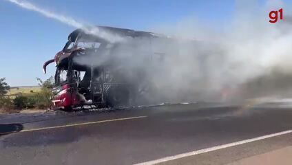 Ônibus pega fogo na BR-163, em Nova Alvorada do Sul (MS)