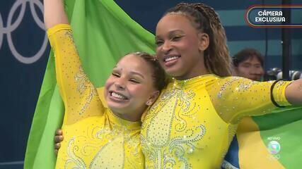 Rebeca Andrade e Flávia Saraiva se abraçam após confirmação da medalha de prata