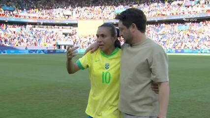 Arthur Elias discursa na roda com as jogadoras e consola Marta