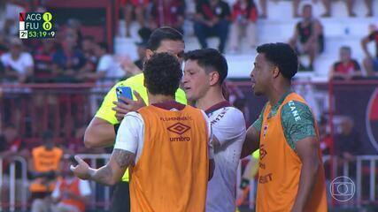 Cano, do Fluminense, mostra o celular para o quarto árbitro enquanto questiona gol marcado