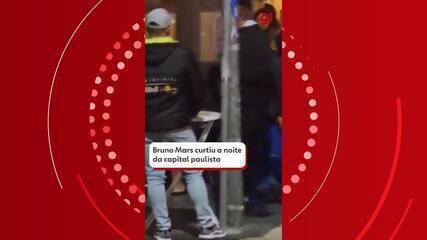 Bruno Mars visita bar em São Paulo