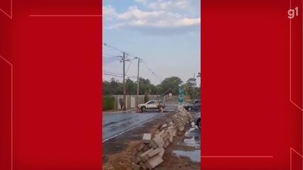 Postes de energia elétrica caíram com a primeira chuva no Lago Norte.