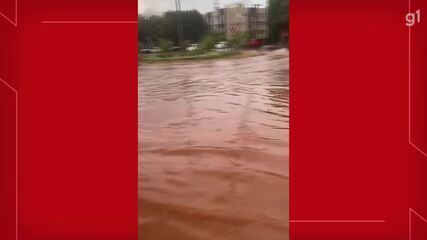 Alagamento na 201 Norte, em Brasília.