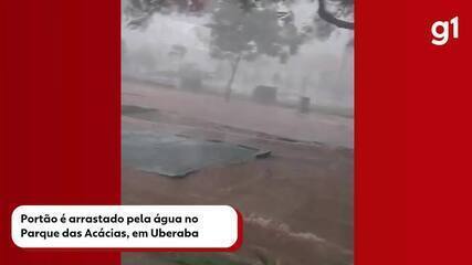 Portão é arrastado pela água no Parque das Acácias, em Uberaba