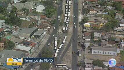 Rodoviários de ônibus fecham Terminal da PE-15 em protesto contra projeto de lei