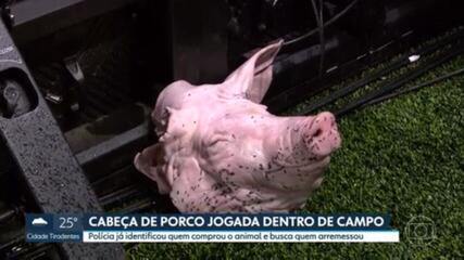 Torcedores jogam cabeça de porco dentro de campo na Arena Corinthians