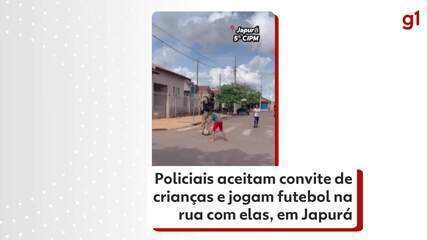 Policiais aceitam convite de crianças e jogam futebol na rua com elas, em Japurá