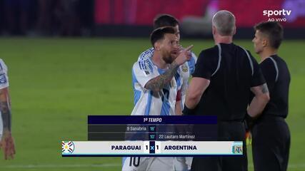 Com direito a dedo na cara: Indignado com a arbitragem, Messi afronta Daronco no fim do primeiro tempo