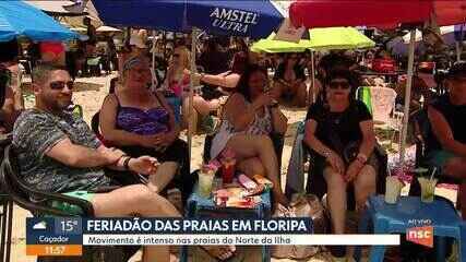 Com feriadão da Proclamação da República, turistas lotam praias de Florianópolis