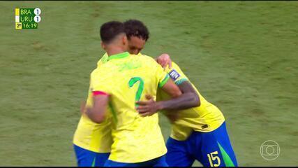 Aos 16 min do 2º tempo - Gol do Brasil! Gerson empata contra o Uruguai