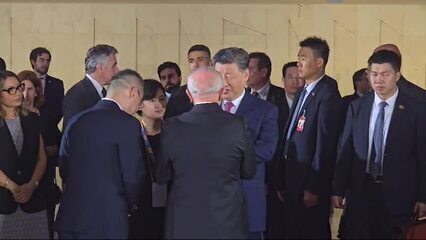 Lula e Xi Jinping se cumprimentam após jantar no Itamaraty