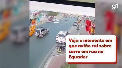 Veja o momento em que avião cai sobre carro em rua no Equador