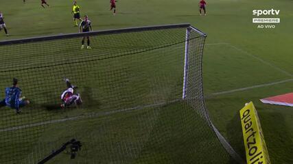 Aos 10 min do 2º tempo - gol de dentro da área de Luiz Fernando do Atlético-GO contra o Vasco