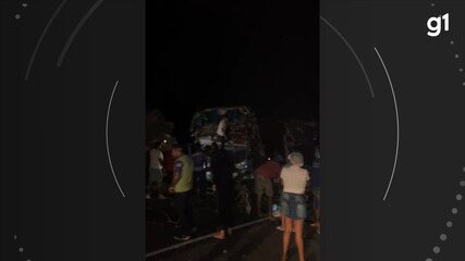 Acidente na BR-110 entre carreta e ônibus deixa mortos e feridos na Bahia