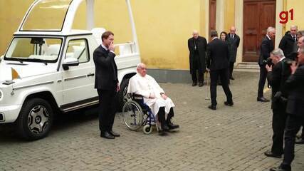 Papa Francisco recebe primeiro 'papamóvel' elétrico da Mercedes-Benz