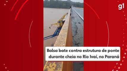 Balsa bate contra estrutura de ponte durante cheia no Rio Ivaí