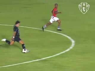 Nicolas marca gol de meio de campo diante o Bragantino