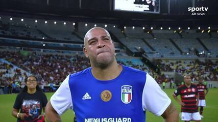 Adriano recebe homenagem final em jogo de despedida com voz do pai falecido recriada