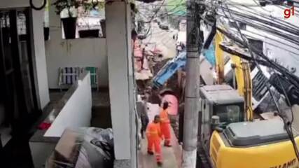 Caminhão tomba e cai dentro de buraco de obra de macrodrenagem em Vila Velha