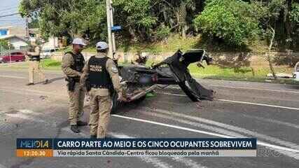 Carro parte ao meio em acidente com cinco feridos