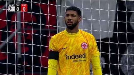 Saída de bola errada de Kauã Santos, do Eintracht Frankfurt, acaba em gol adversário