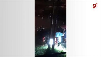 Carro é arrastado pela enchente no Parque Manchester, em Sorocaba