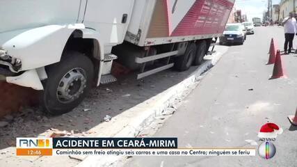 Caminhão perde o controle e bate em carros e casa