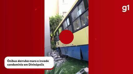 Ônibus derruba muro e invade condomínio em Divinópolis