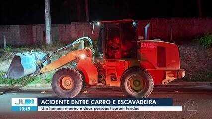 Homem morre em acidente entre carro e escavadeira