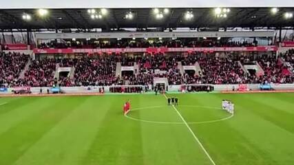 Homem atrapalha minuto de silêncio com mensagem nazista e é expulso de estádio na Alemanha