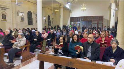 Na Faixa de Gaza, fiéis participam da Missa do Galo em igreja católica que resiste em meio à guerra contra o Hamas