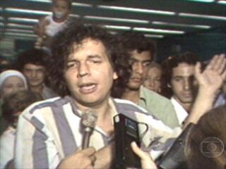 Entrevista com o ex-líder estudantil Vladimir Palmeira na sua chegada ao Brasil, após a lei da anistia, Jornal Nacional, 05/10/1979.