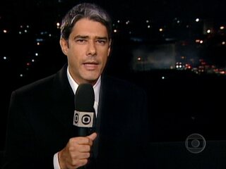 William Bonner apresenta o 'Jornal Nacional' do alto de um edifício localizado nas proximidades do aeroporto de Congonhas após o acidente com o avião da TAM, 18/07/2007.