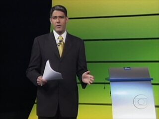 William Bonner ancora o Jornal Nacional do estúdio da Central Globo de Produção, local onde ocorreu, momentos depois, o debate dos candidatos à Presidência da República no primeiro turno das Eleições 2002, 03/10/2002.