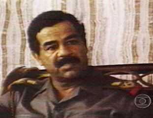 O repórter Ricardo Pereira e o cinegrafista Benevides Neto entrevistam com exclusividade Saddam Hussein, 'Globo Revista', 29/06/1981