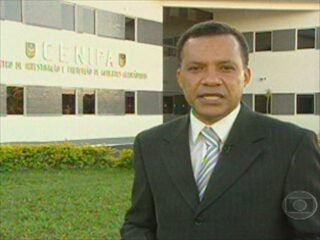 Uma reportagem de Heraldo Pereira revela detalhes do relatório da Aeronáutica sobre o acidente com o avião da Gol dois dias antes de o documento ser divulgado, Jornal Nacional, 14/11/2006.