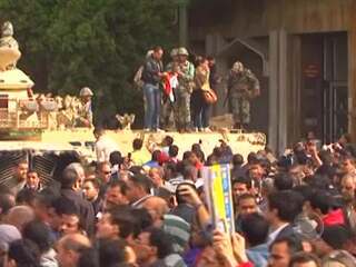 Reportagem de Ari Peixoto sobre o clima pacífico na Praça Tahrir, Cairo, no dia seguinte aos protestos populares contra o regime de Hosni Mubarak, Jornal Nacional, 29/01/2011.