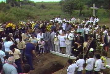 Cena do último episódio, “E Chegamos aos Finalmentes”, em que Odorico Paraguaçu (Paulo Gracindo) finalmente consegue inaugurar o cemitério de Sucupira.