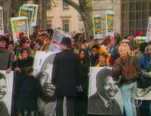 Reportagem de Pedro Bial sobre a repercussão em Londres da libertação de Nelson Mandela, Fantástico, 11/02/1990.