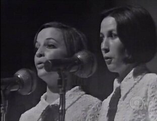 Cynara e Cybele interpretam “Sabiá”, canção vencedora na fase nacional e internacional do Festival Internacional da Canção de 1968.