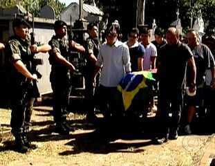 Christiane Pelajo apresenta o Jornal da Globo, ao vivo, de Santa Maria, e José Roberto Burnier relata a comoção da cidade durante os primeiros funerais das vítimas do incêndio na boate Kiss, 28/01/2013.