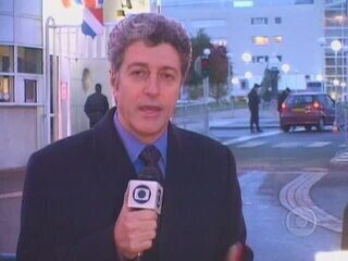 Caco Barcellos, ao vivo, diretamente de Paris, sobre o anúncio da morte de Yasser Arafat e sobre o translado do corpo para o Cairo, no Egito, onde seria realizado o velório. Bom Dia Brasil, 11/11/2004.