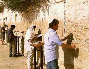 Roberto Carlos passeia por Jerusalém, em Israel, e reza no Muro das Lamentações. Na sequência, ele canta “Jerusalém de Ouro” e visita o túmulo de Jesus Cristo. Narração de Glória Maria.