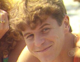 'Sol de Verão' (1982): Cena em que Beatriz (Isis de Oliveira) e Olívia (Carla Camurati) conhecem Miguel (Mário Gomes), irmão de Romeu (Miguel Falabella).