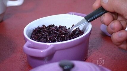 Arroz vermelho e arroz preto têm 15% mais proteínas que o arroz branco polido, veja em reportagem do Globo Repórter.